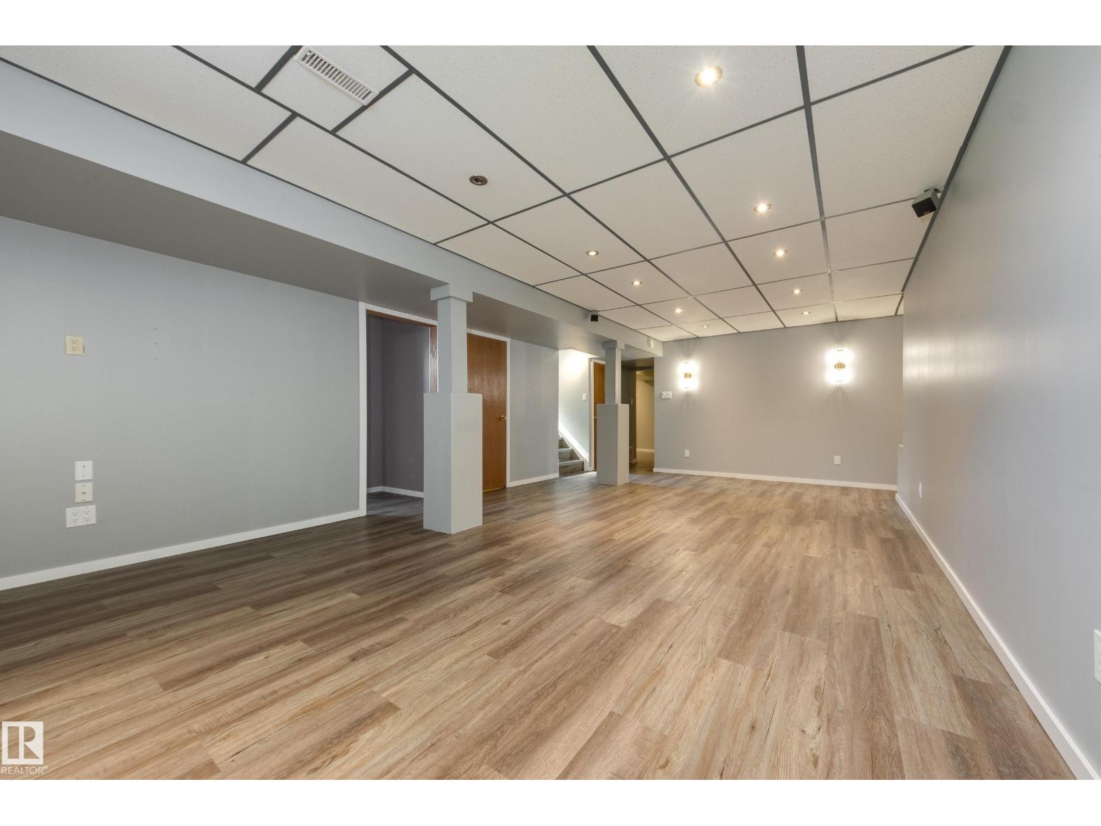 8003 136 AV NW - 25