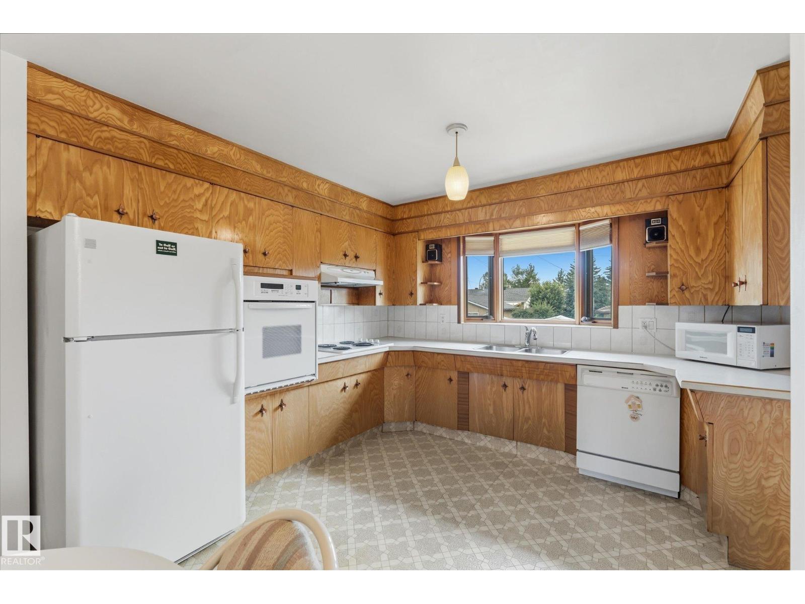 8727 73 ST NW - Image 13