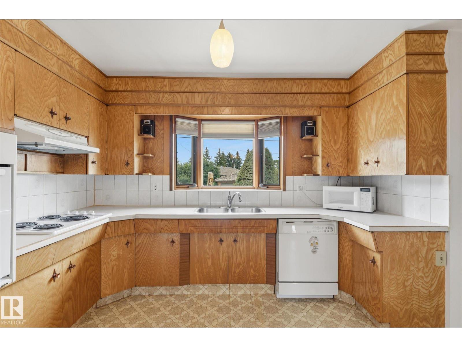 8727 73 ST NW - 12