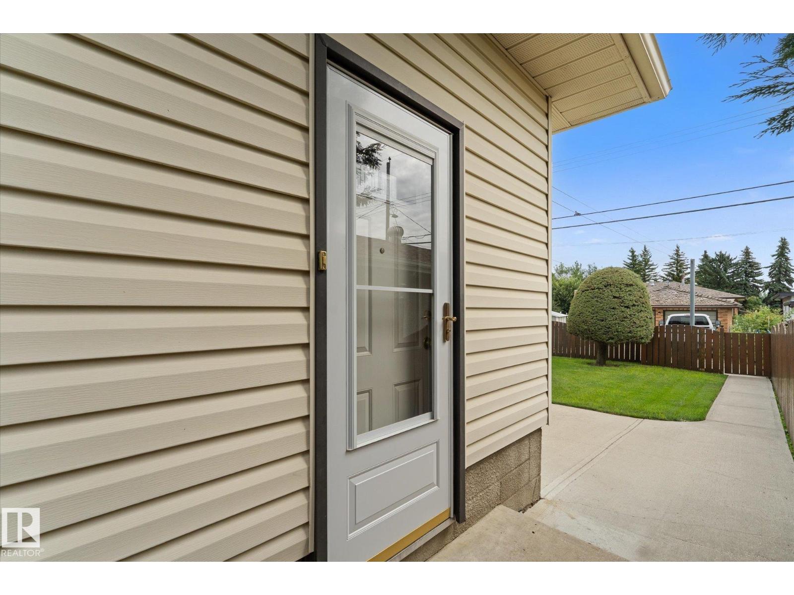 8727 73 ST NW - Image 38