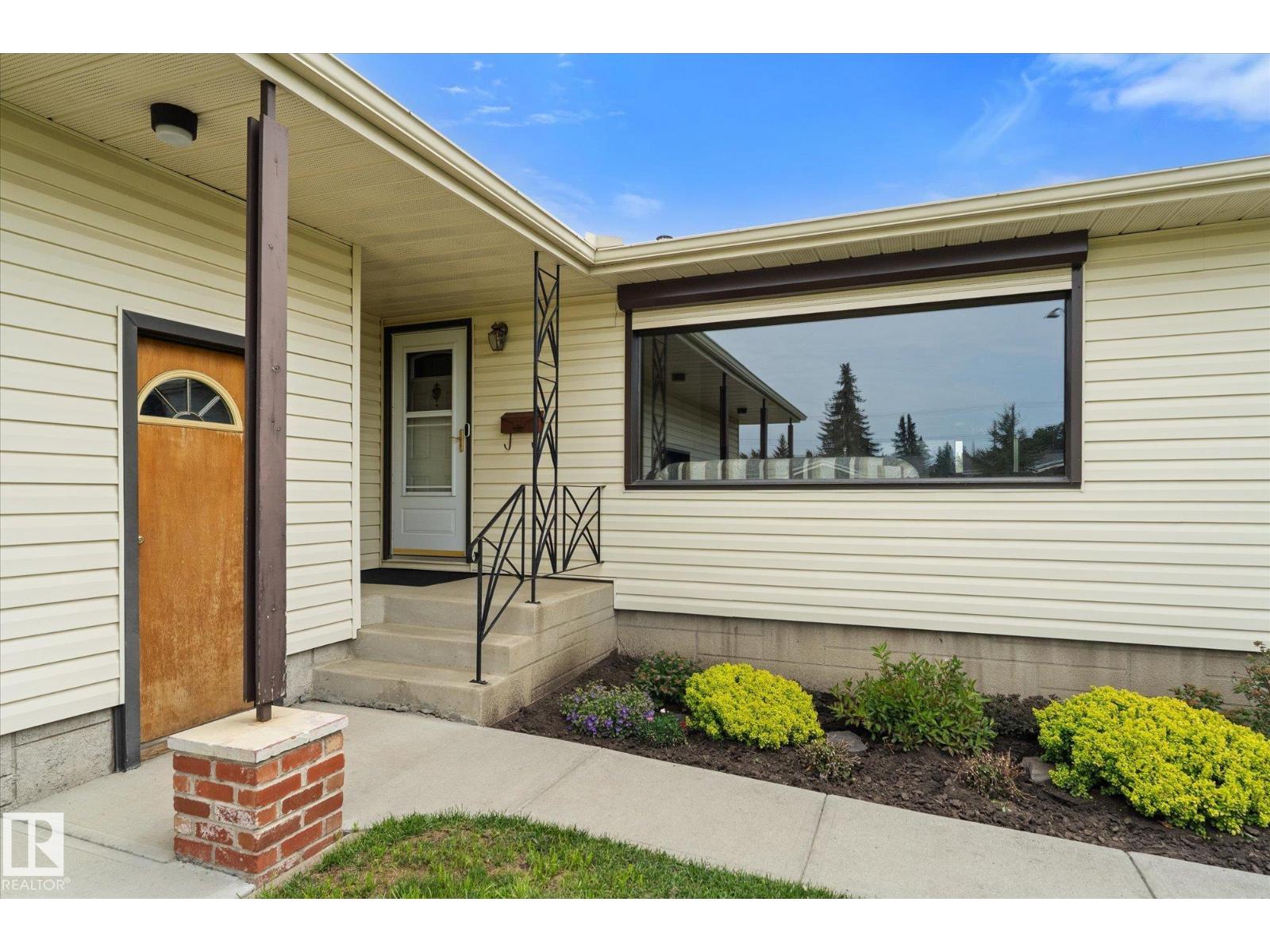 8727 73 ST NW - 6