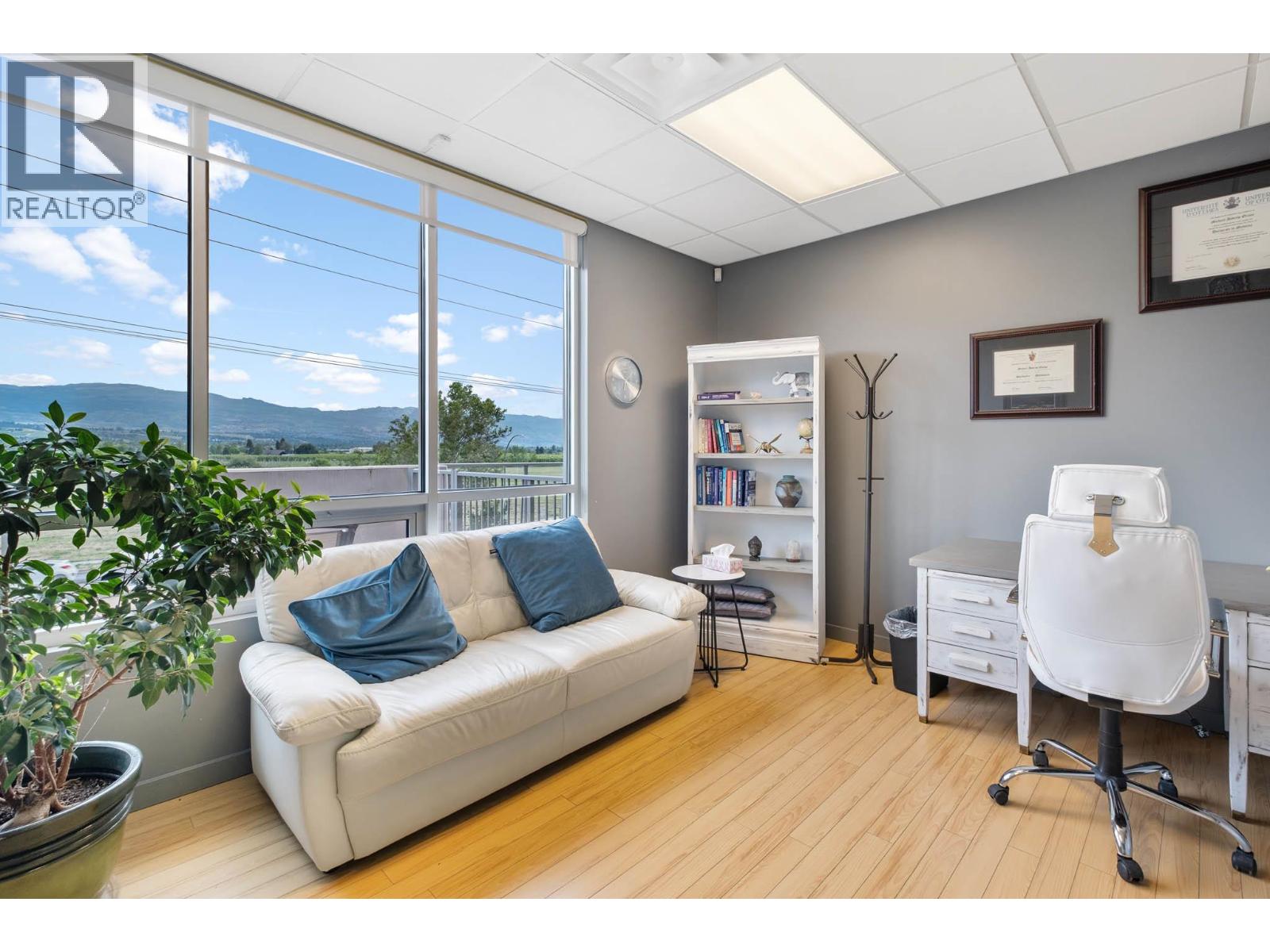 201 2040 Springfield Road, Kelowna