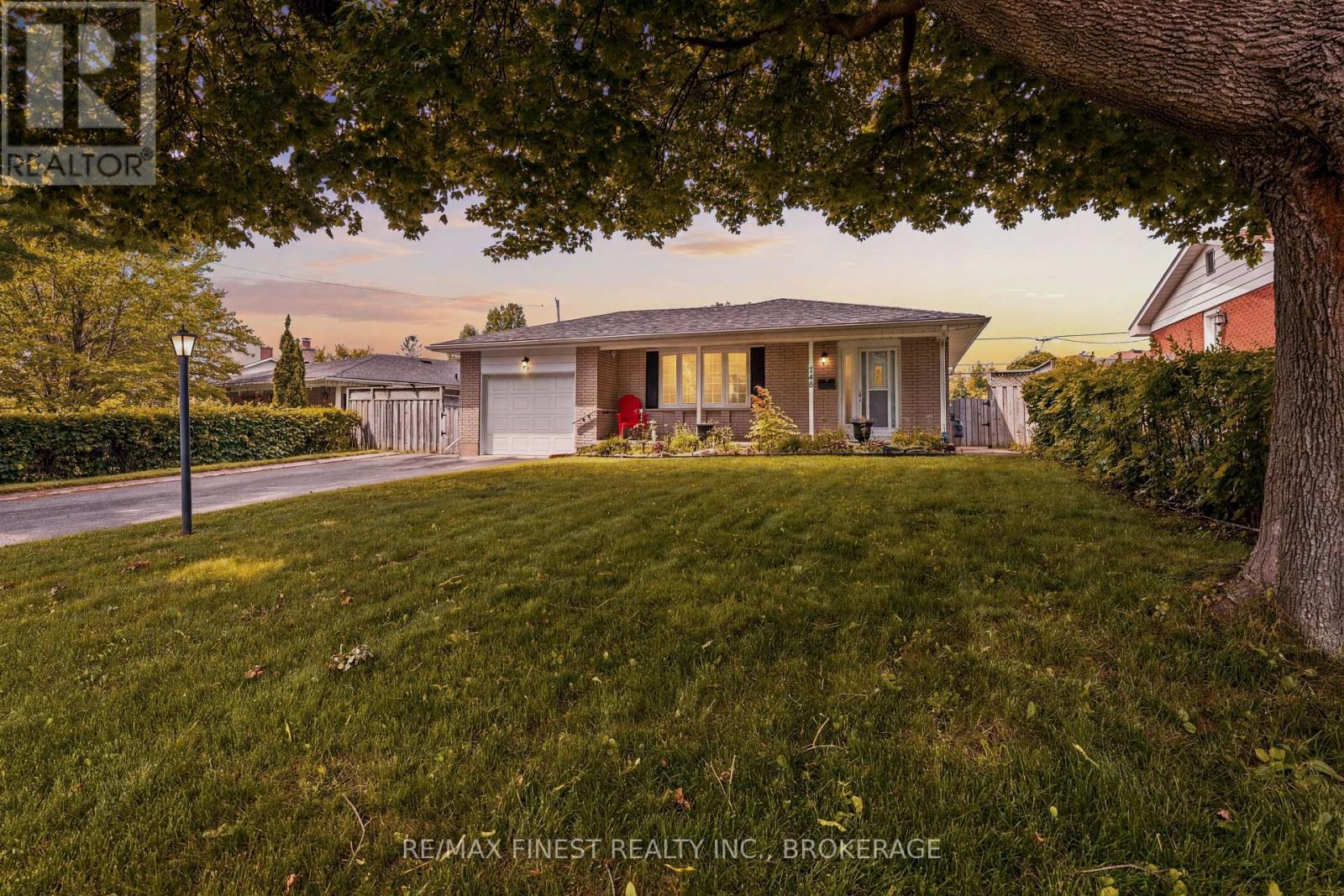 746 LAIDLAW CRESCENT - 1