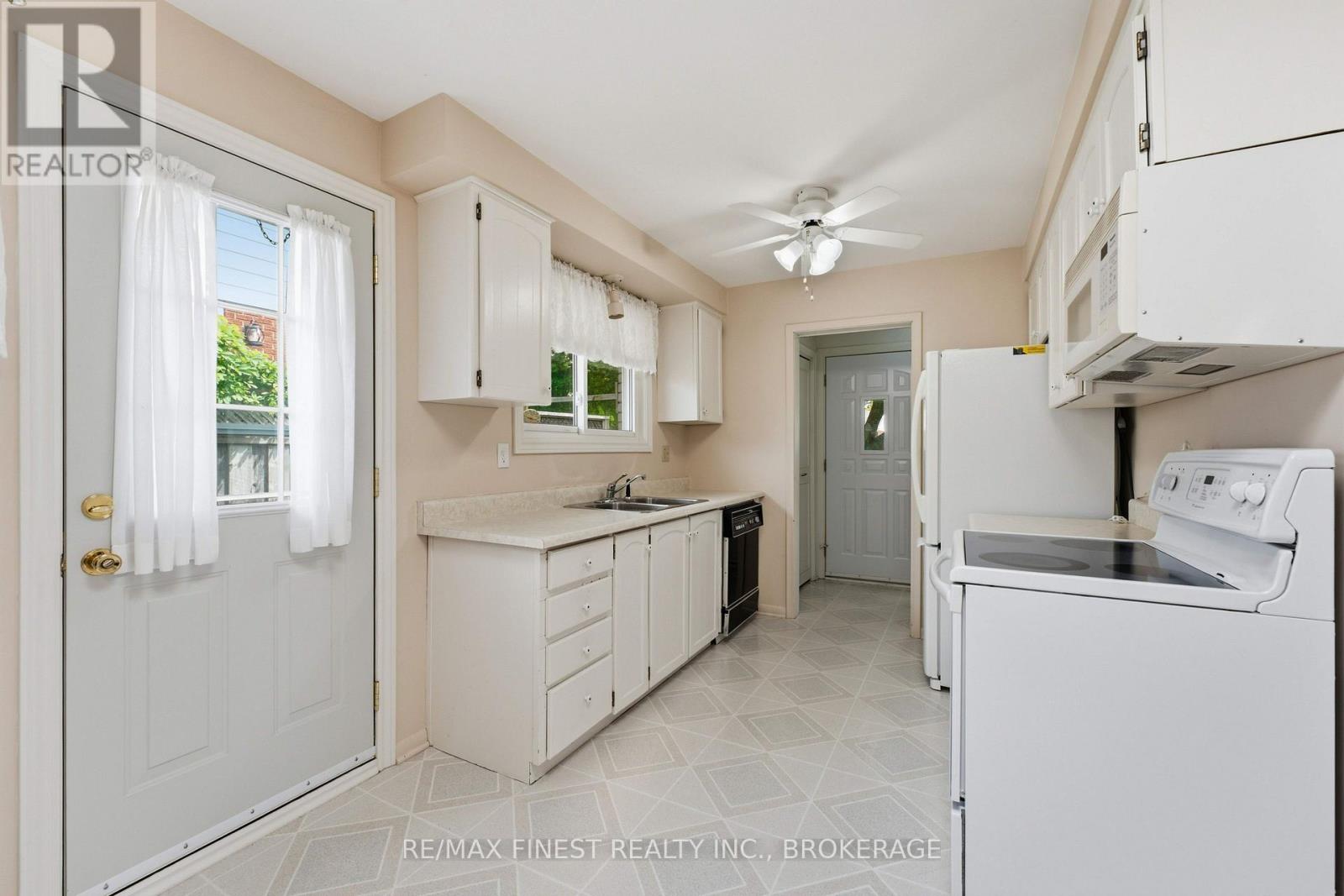 746 LAIDLAW CRESCENT - 10