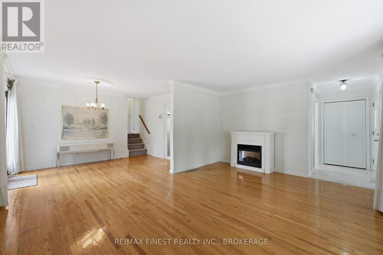 746 LAIDLAW CRESCENT - 13