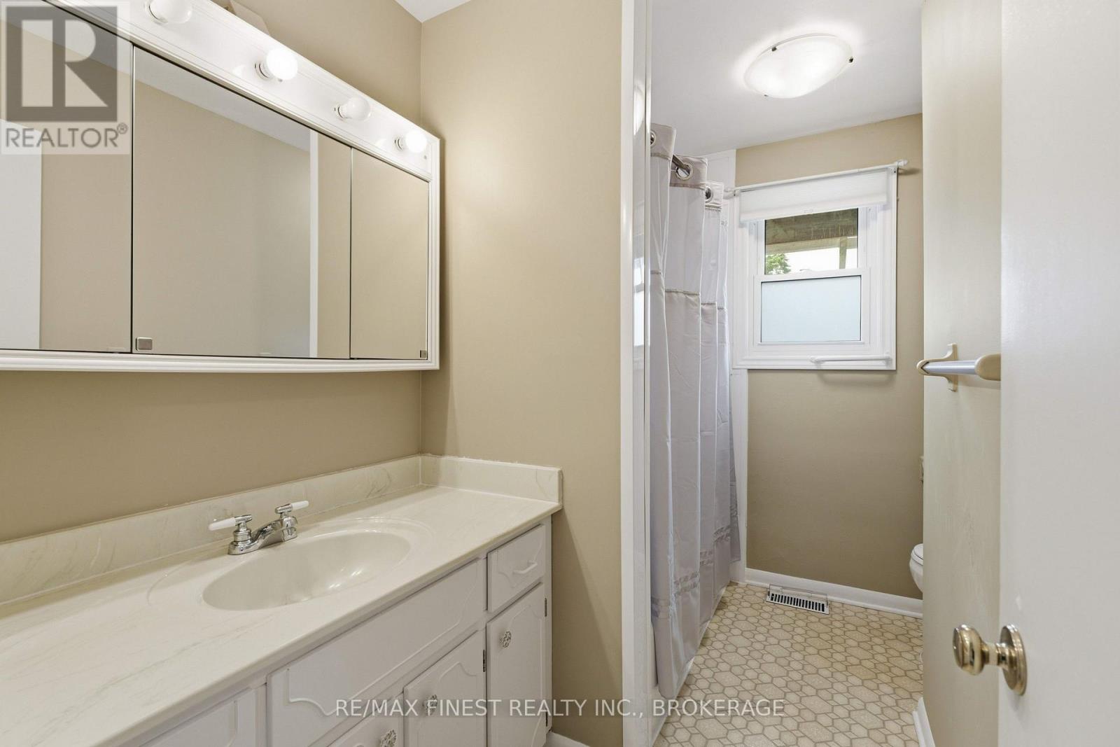 746 LAIDLAW CRESCENT - 19