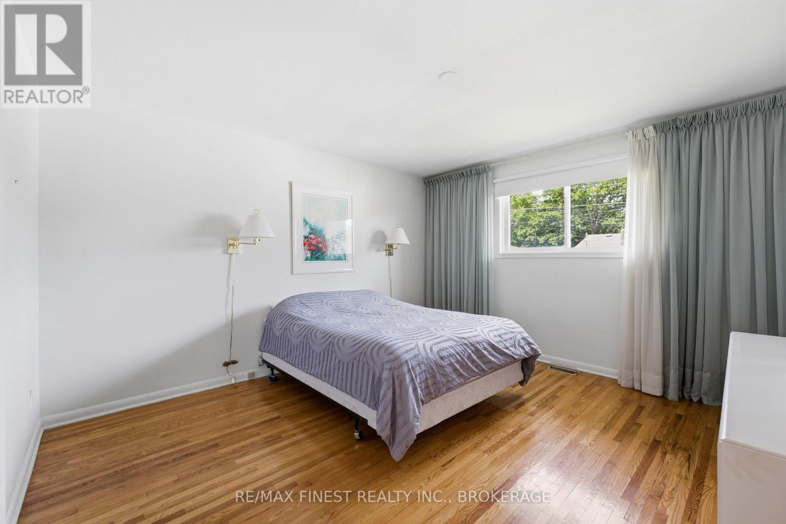 746 LAIDLAW CRESCENT - 20