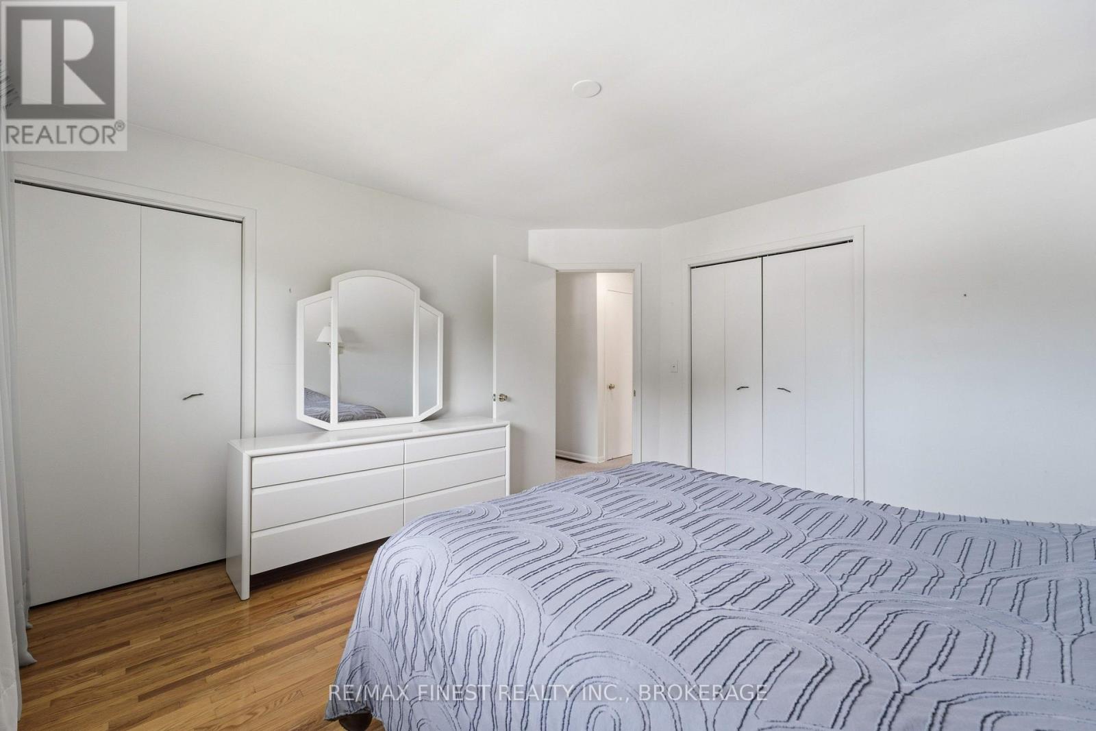 746 LAIDLAW CRESCENT - 21