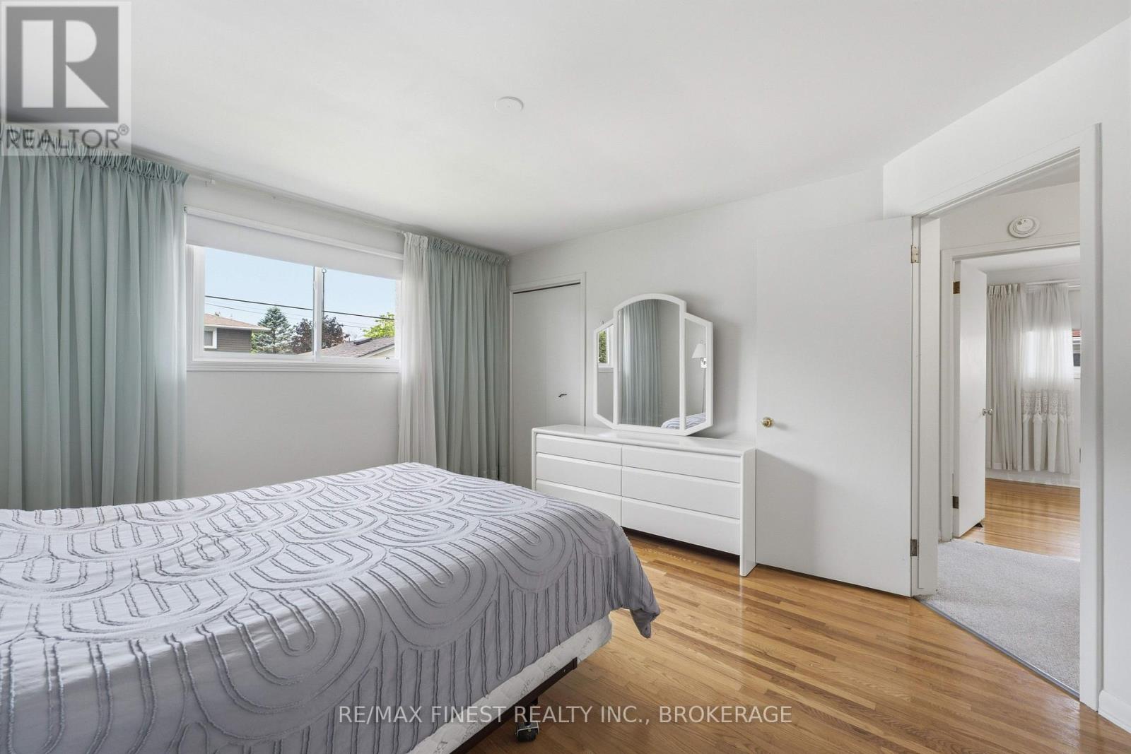 746 LAIDLAW CRESCENT - 22