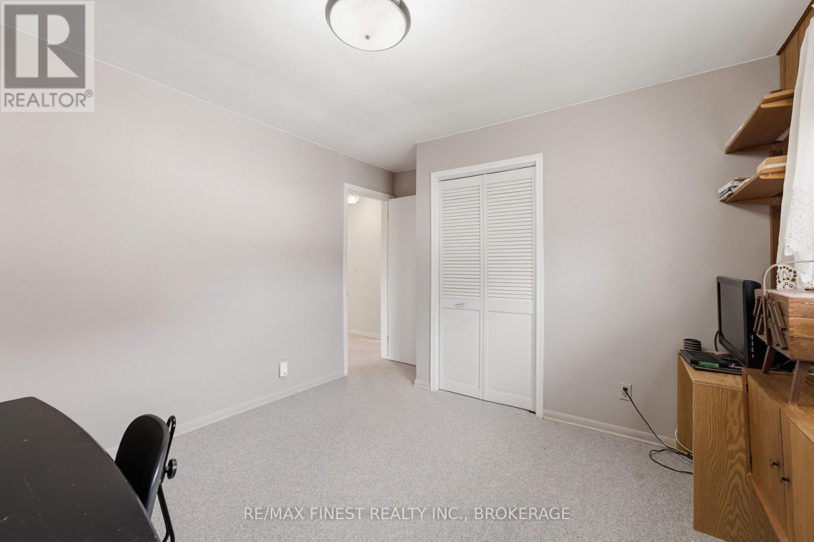 746 LAIDLAW CRESCENT - 24