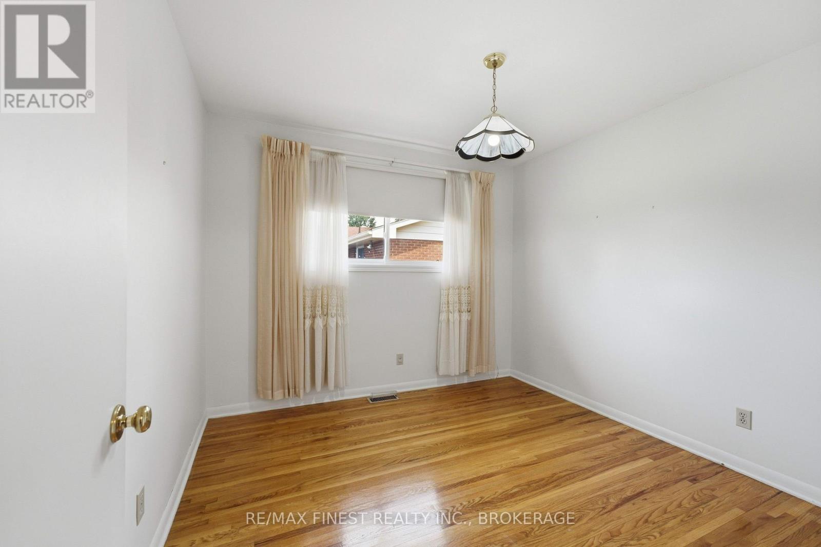 746 LAIDLAW CRESCENT - 26