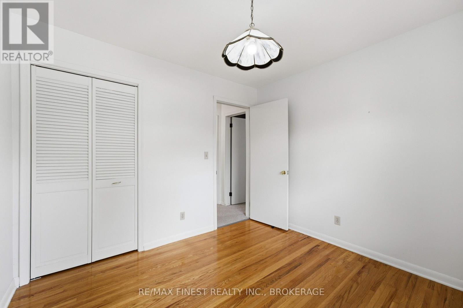 746 LAIDLAW CRESCENT - 27