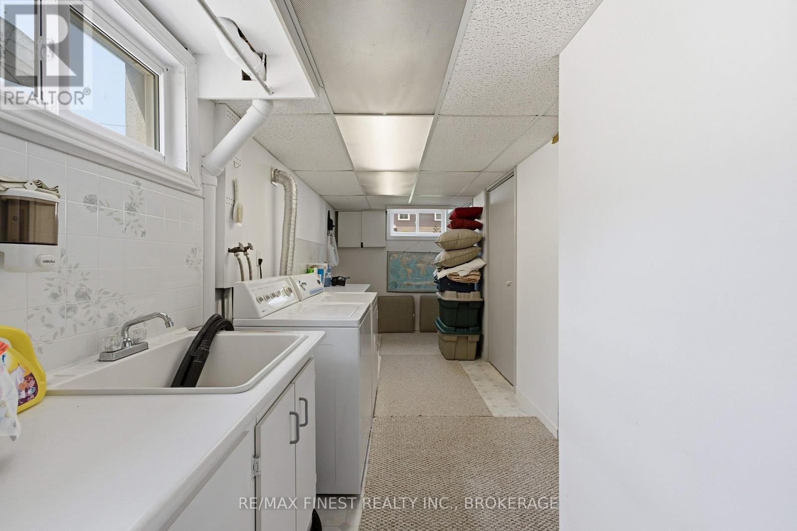 746 LAIDLAW CRESCENT - 32