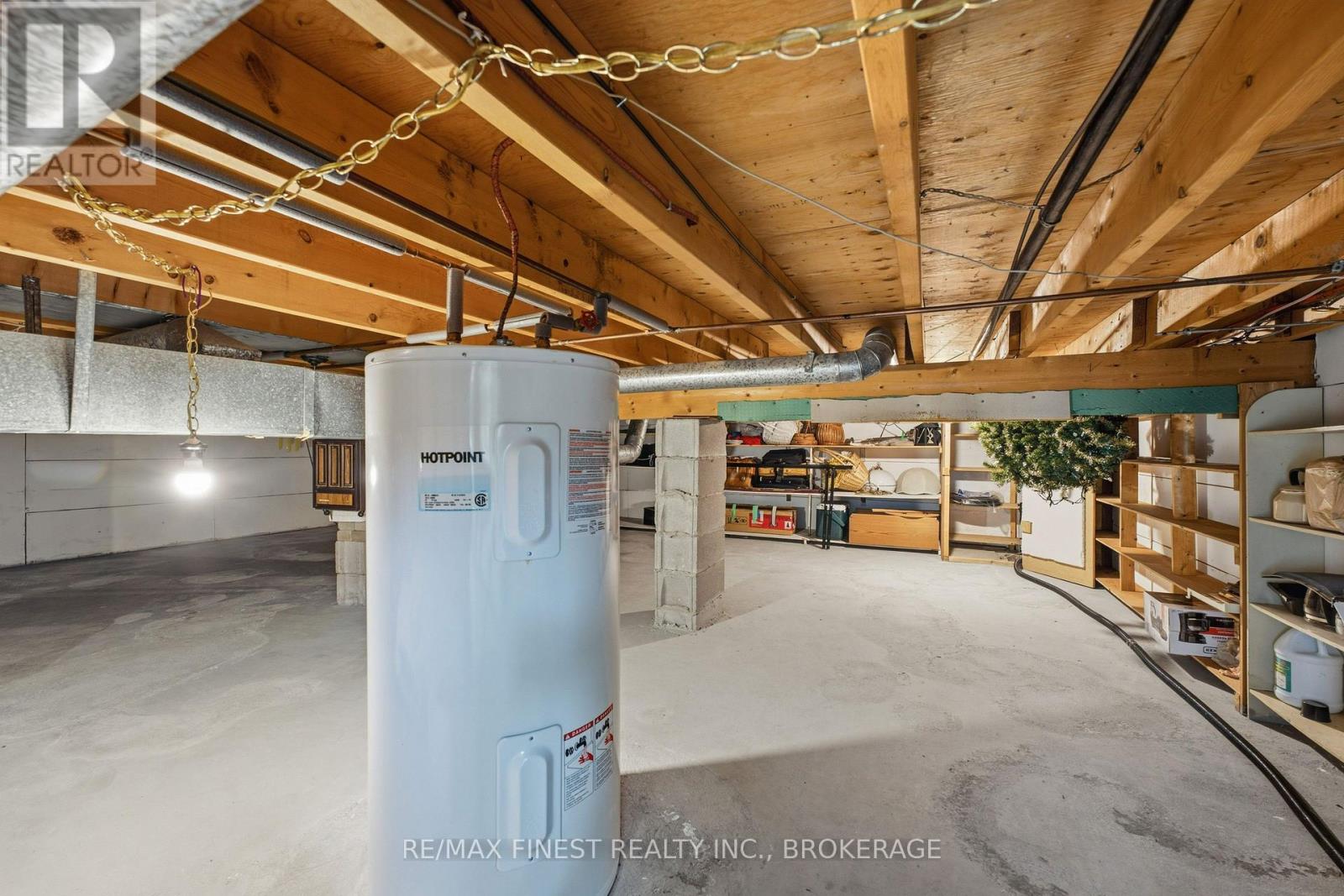 746 LAIDLAW CRESCENT - 35