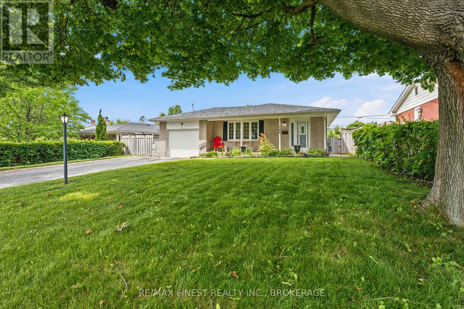 746 LAIDLAW CRESCENT - 4