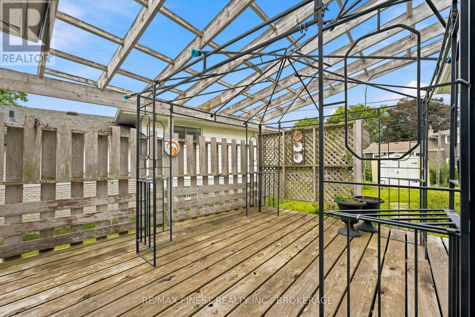 746 LAIDLAW CRESCENT - 40