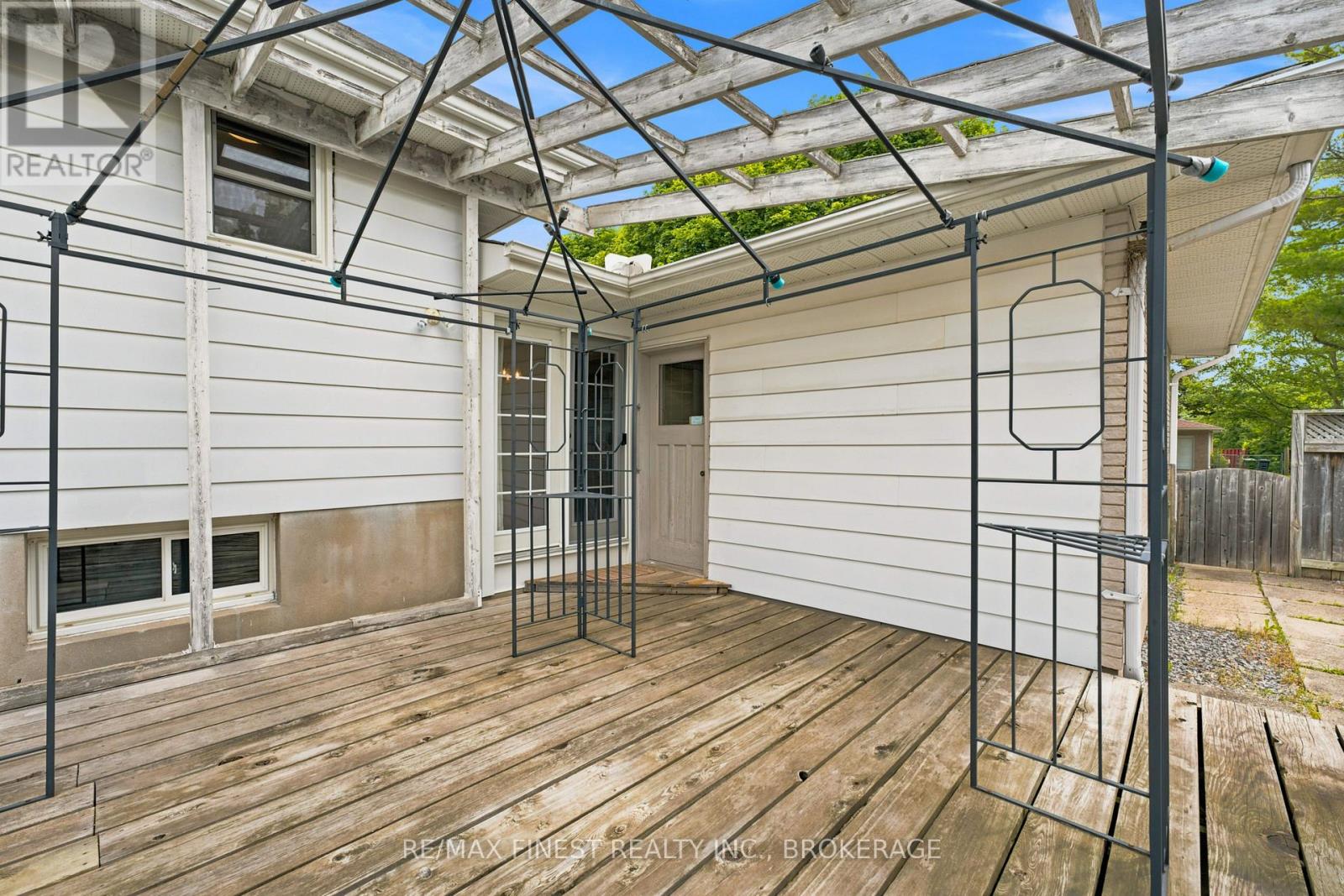 746 LAIDLAW CRESCENT - 41