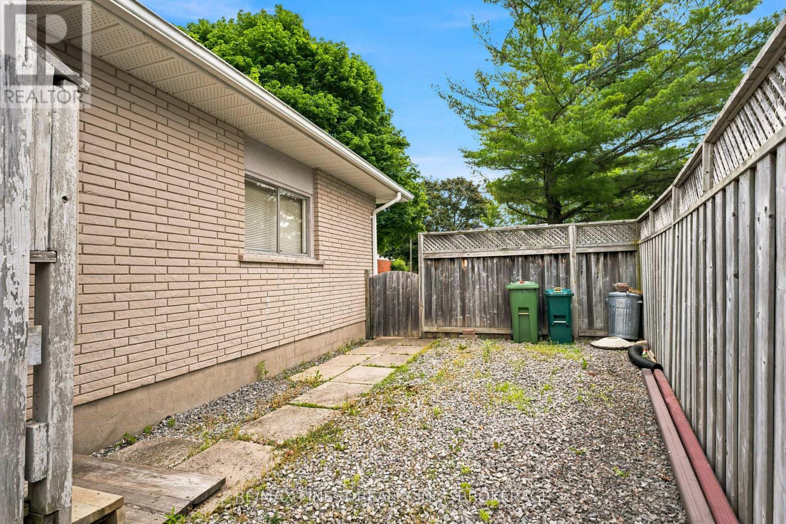 746 LAIDLAW CRESCENT - 43