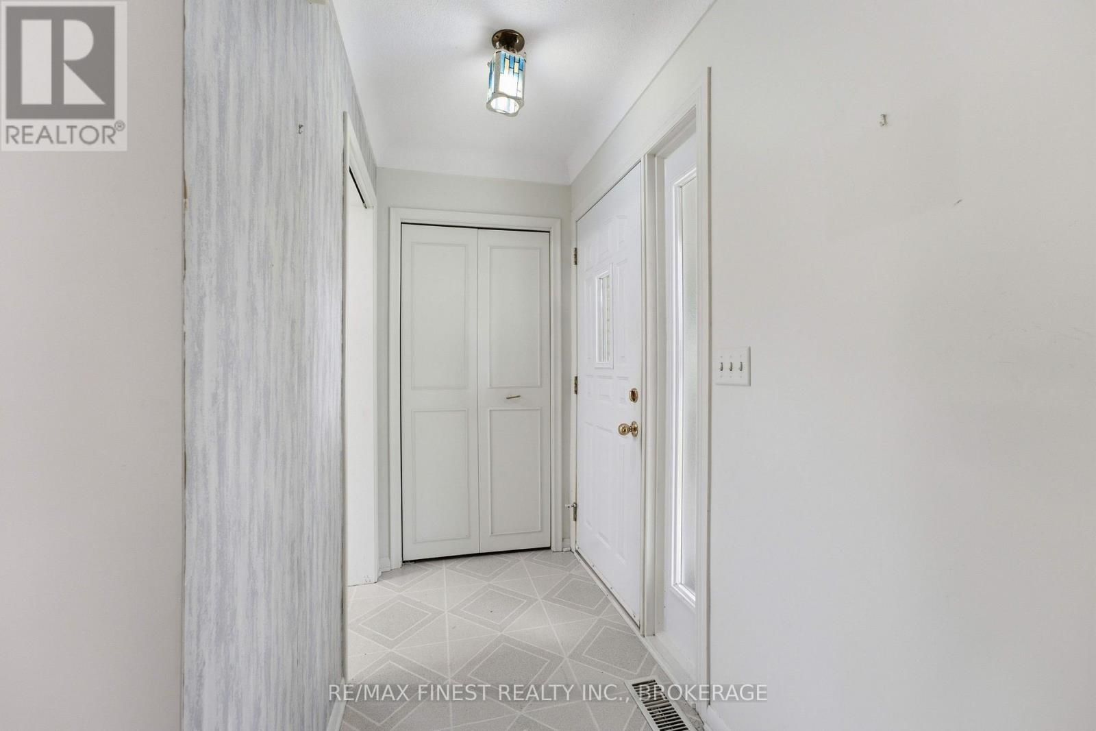746 LAIDLAW CRESCENT - 5