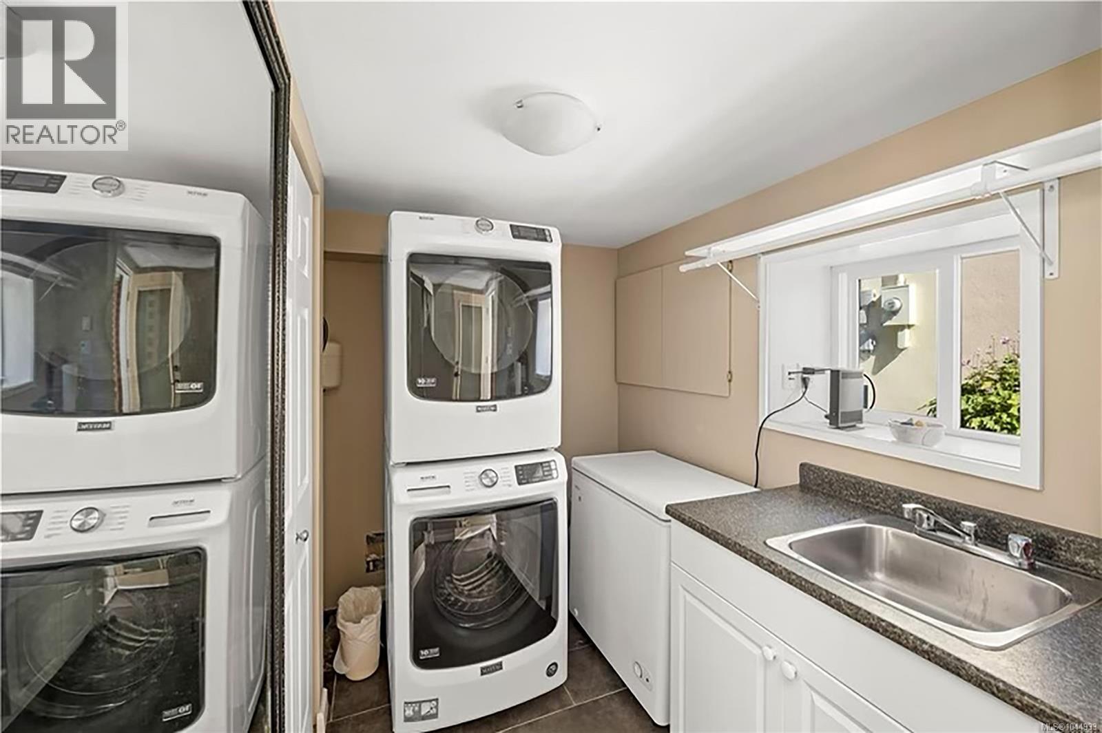 129 Moss St - 39