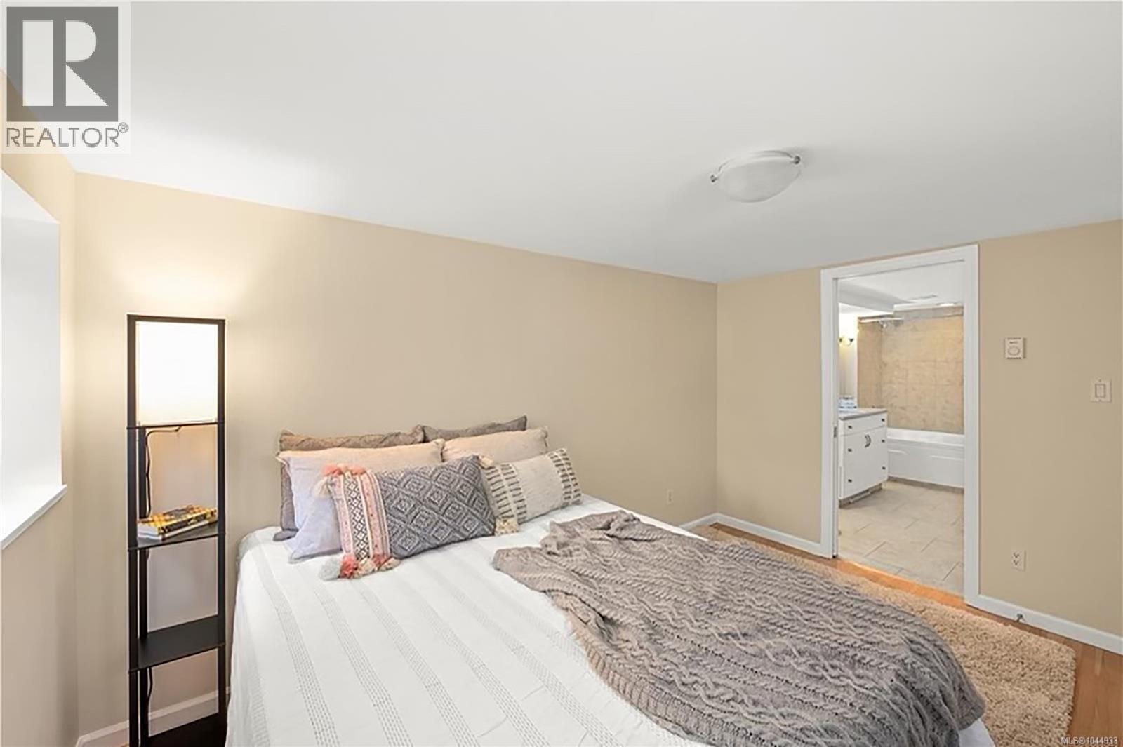 129 Moss St - 36
