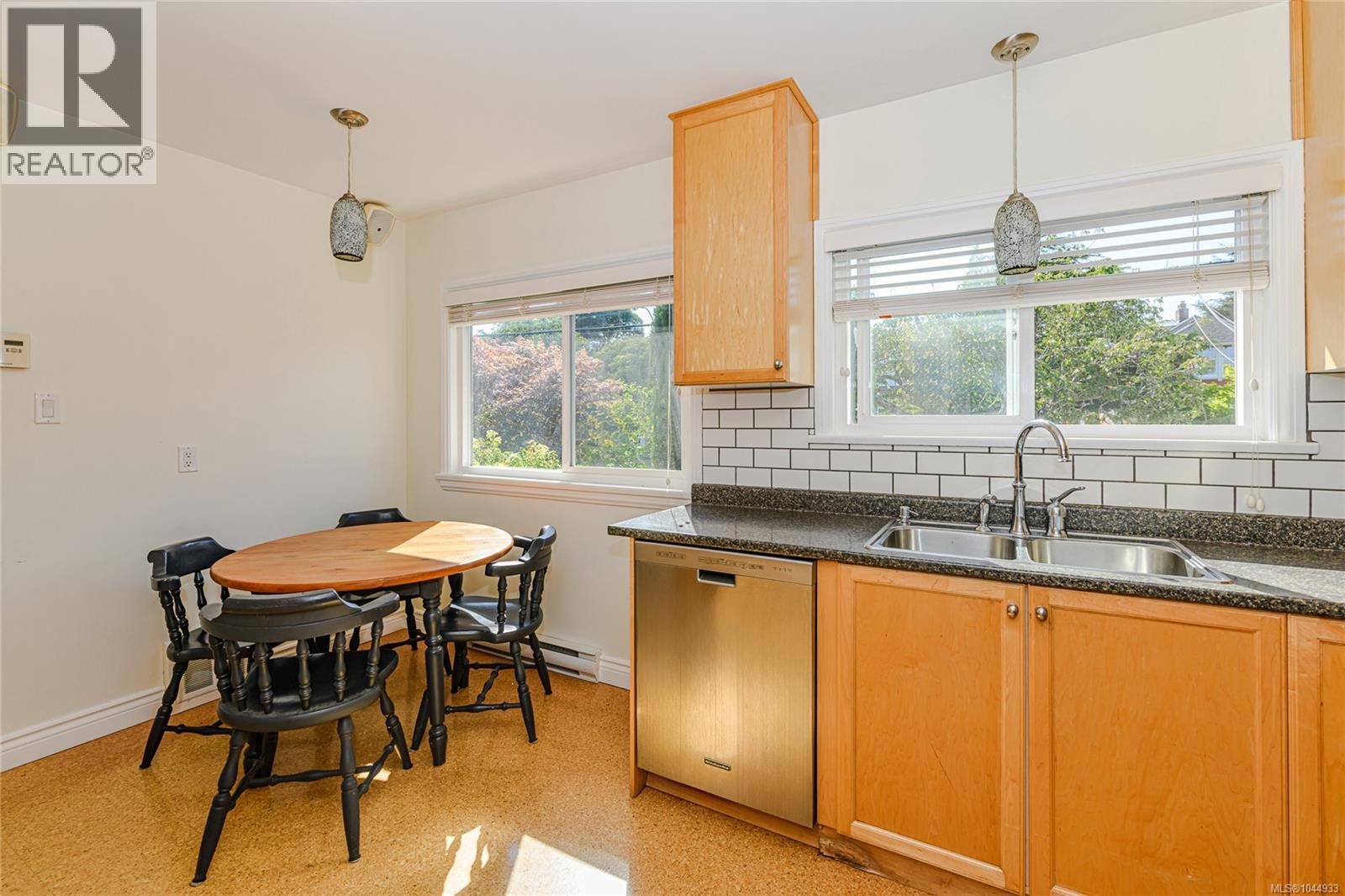 129 Moss St - 14