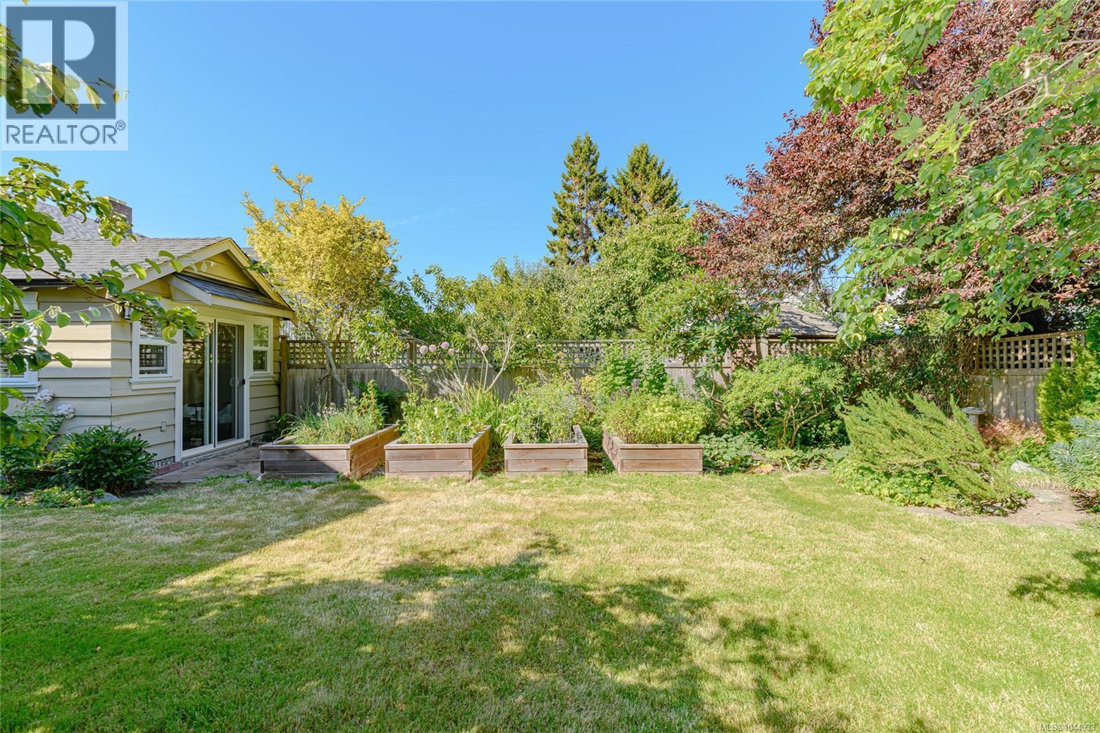 129 Moss St - 29