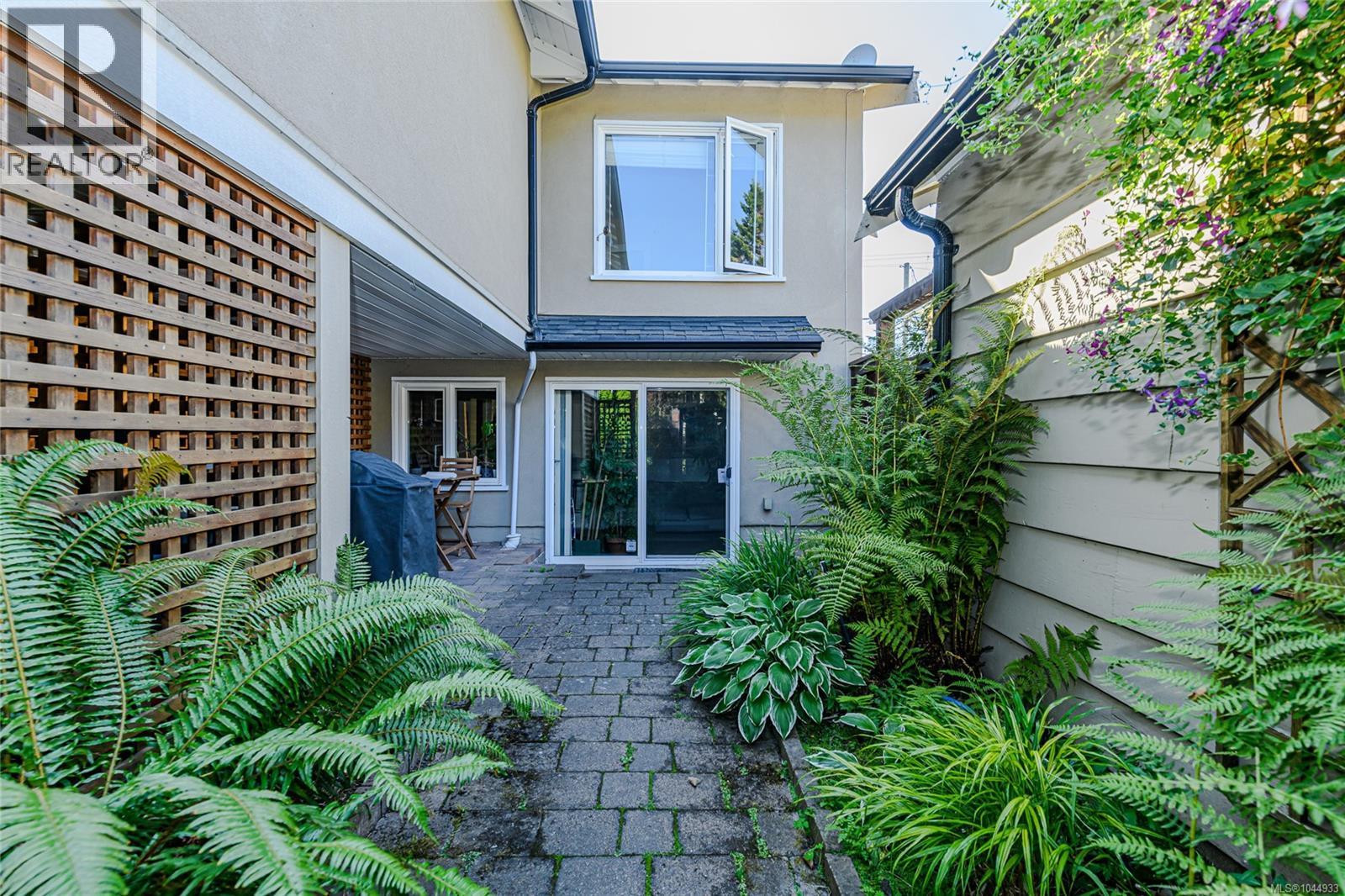 129 Moss St - 32