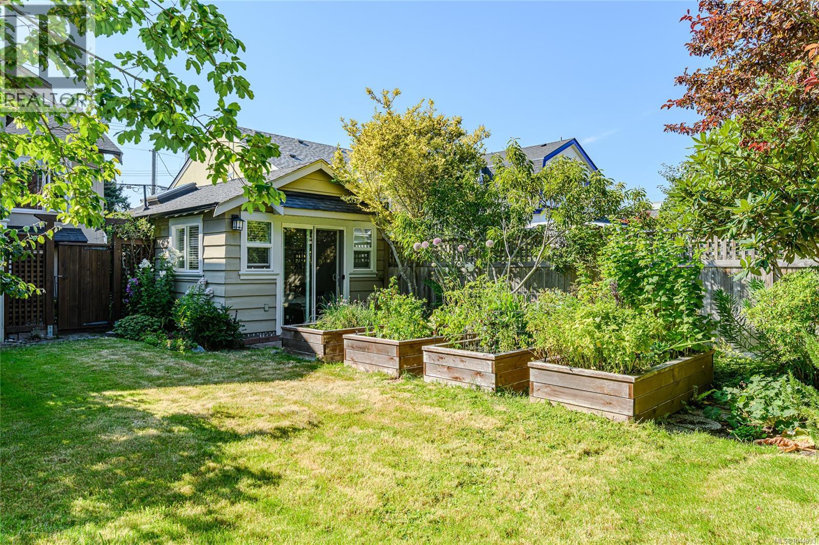 129 Moss St - 28