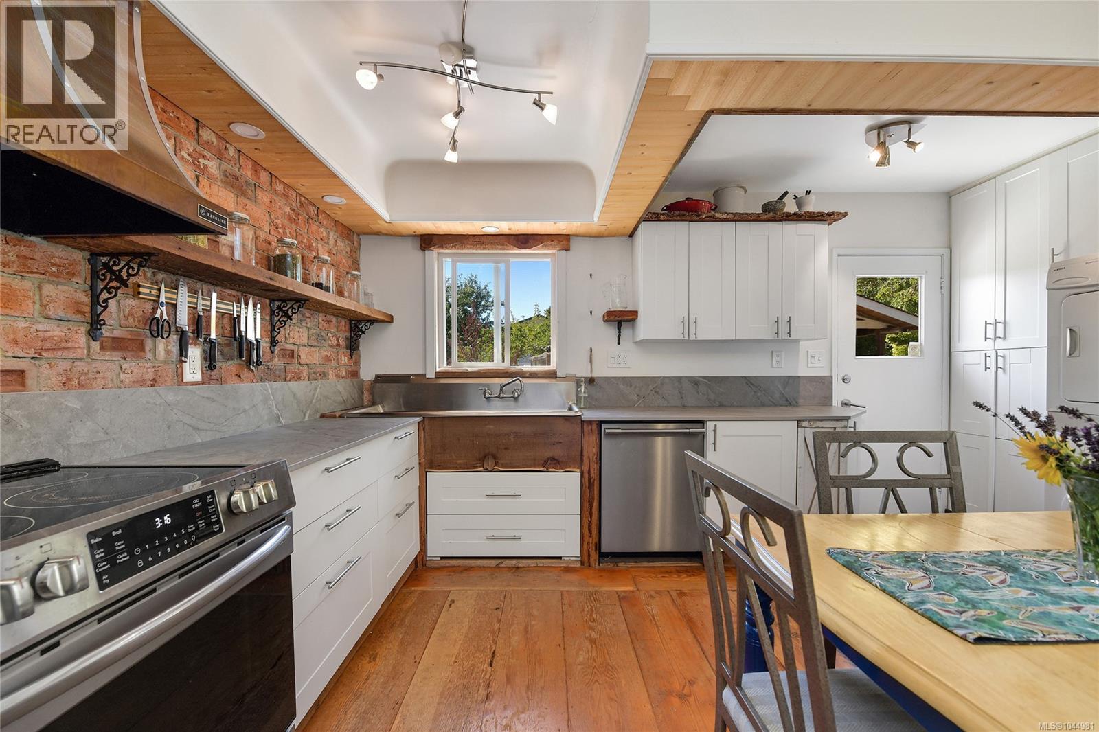  2420 Dryfe Street, Oak Bay