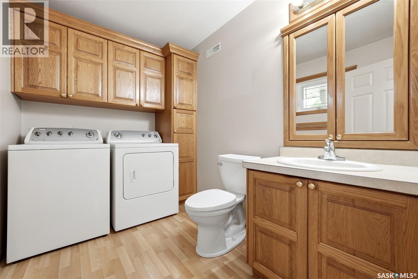292 Regina AVENUE - 22