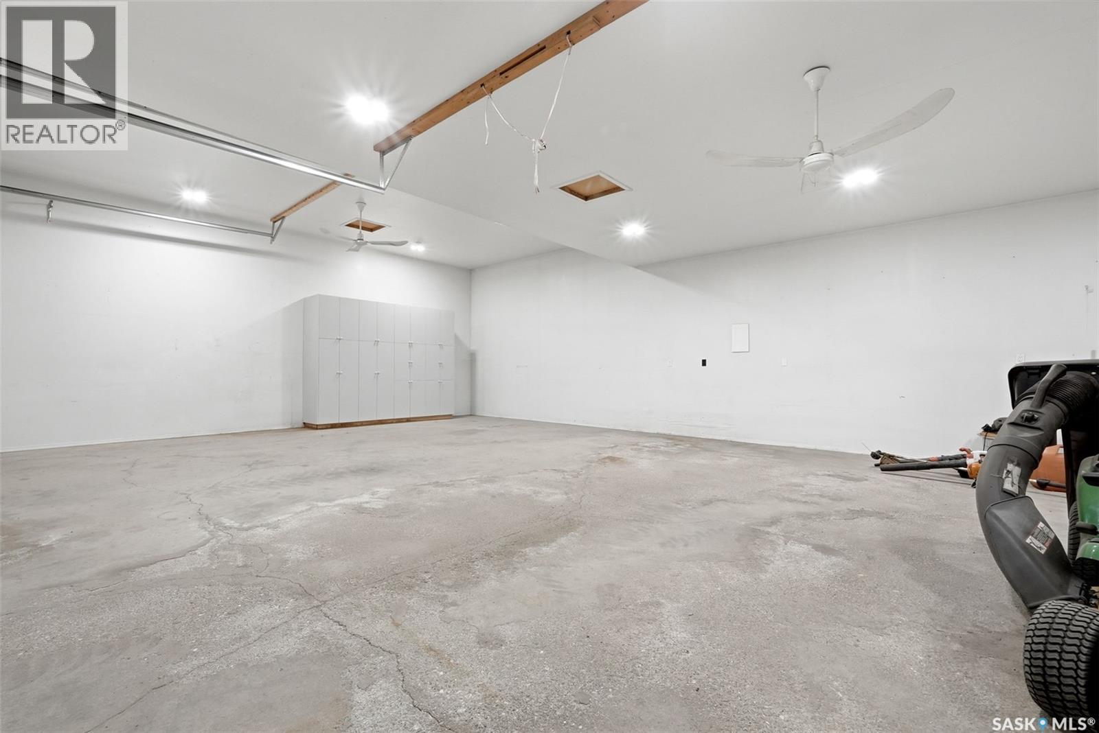 292 Regina AVENUE - 47