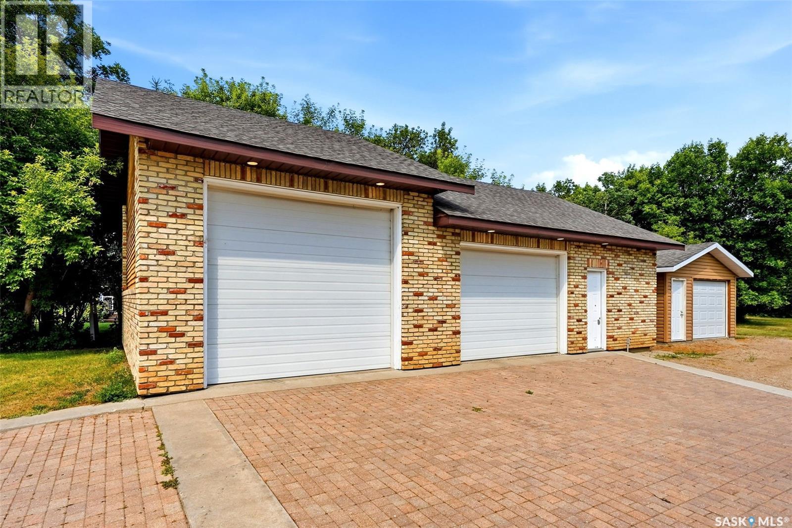 292 Regina AVENUE - 48