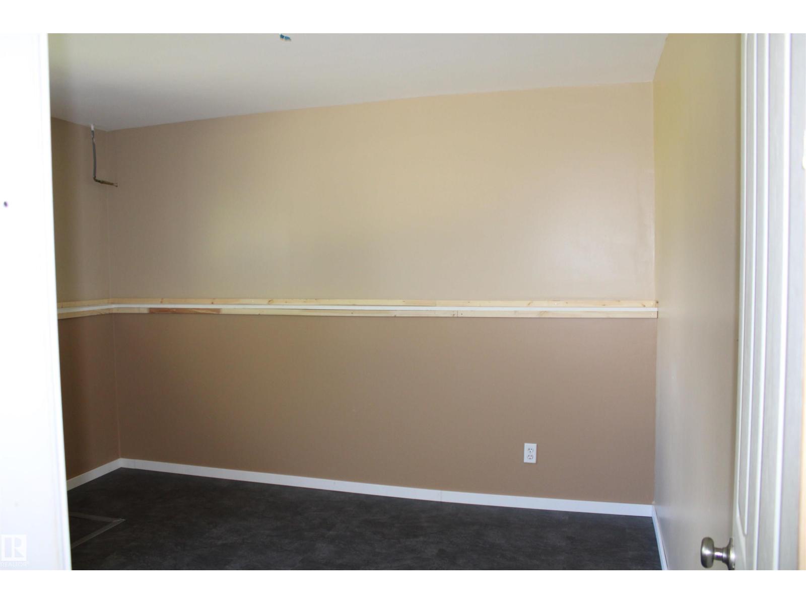 5135 55 AV NW - 33