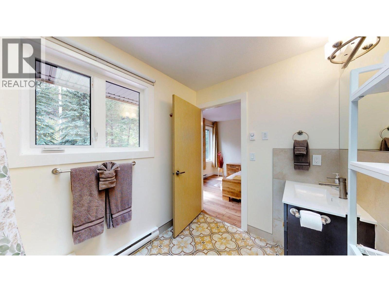 #4 7977 RADIUM GOLF COURSE Road - Image 28