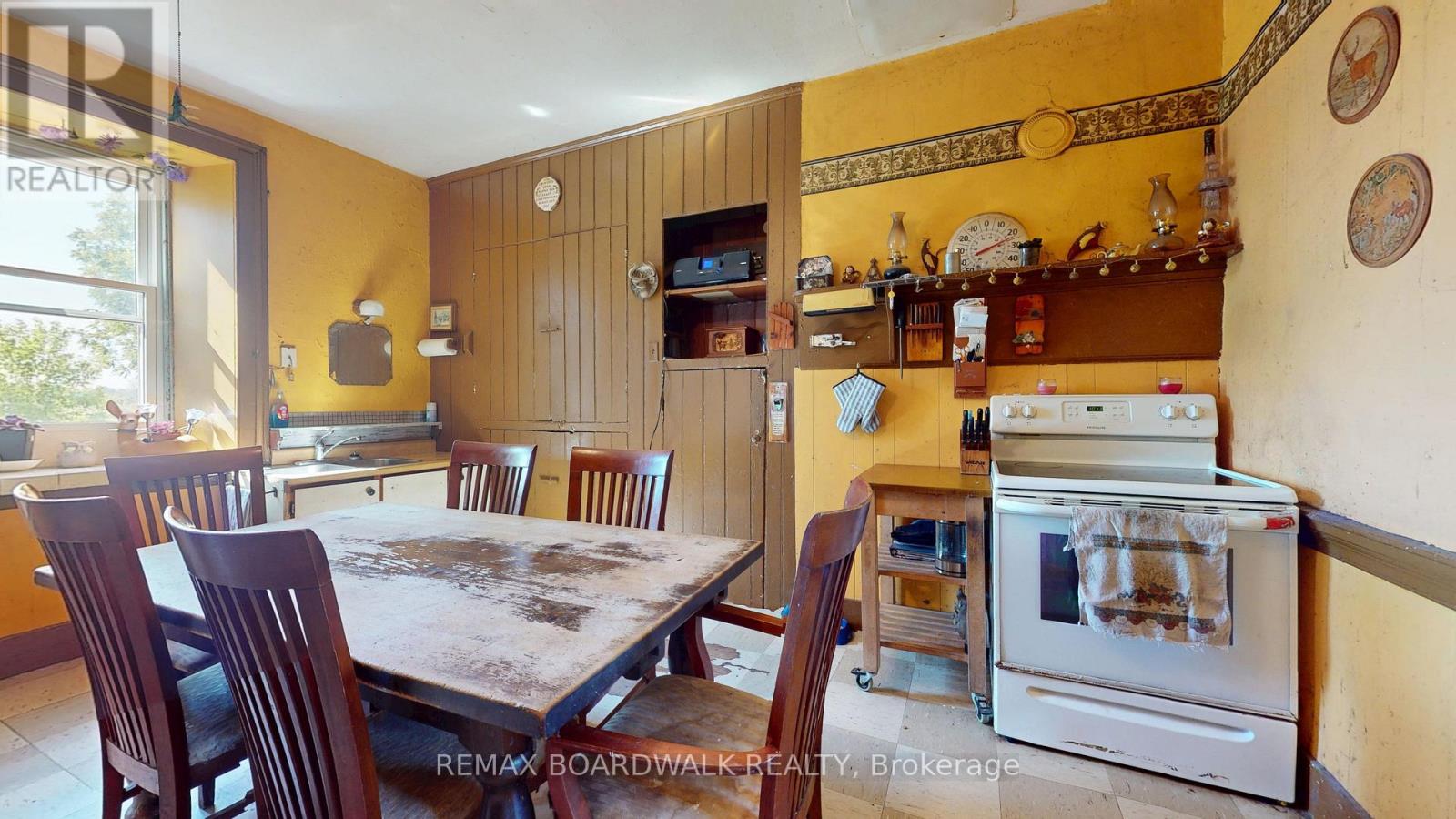 585 FALLBROOK ROAD - 8