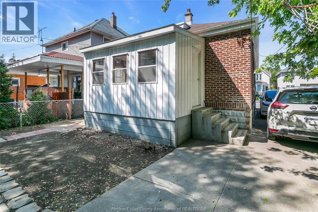 2366 HOWARD - 24