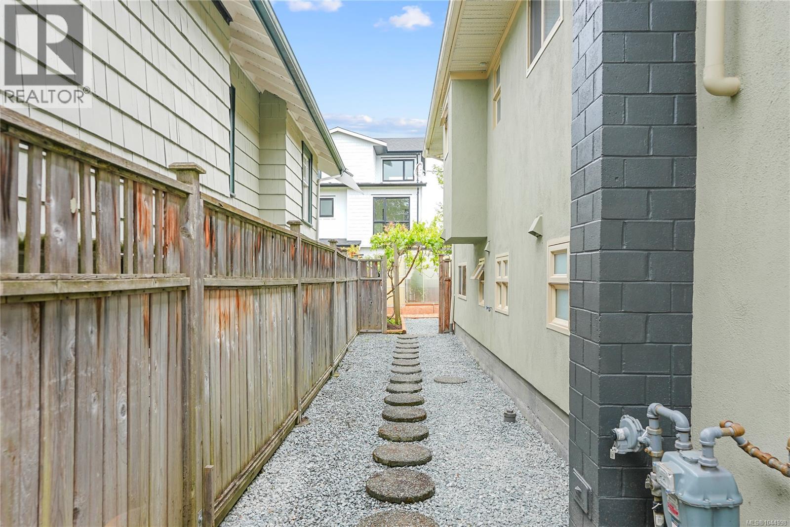 2112 Pentland Rd - Image 39