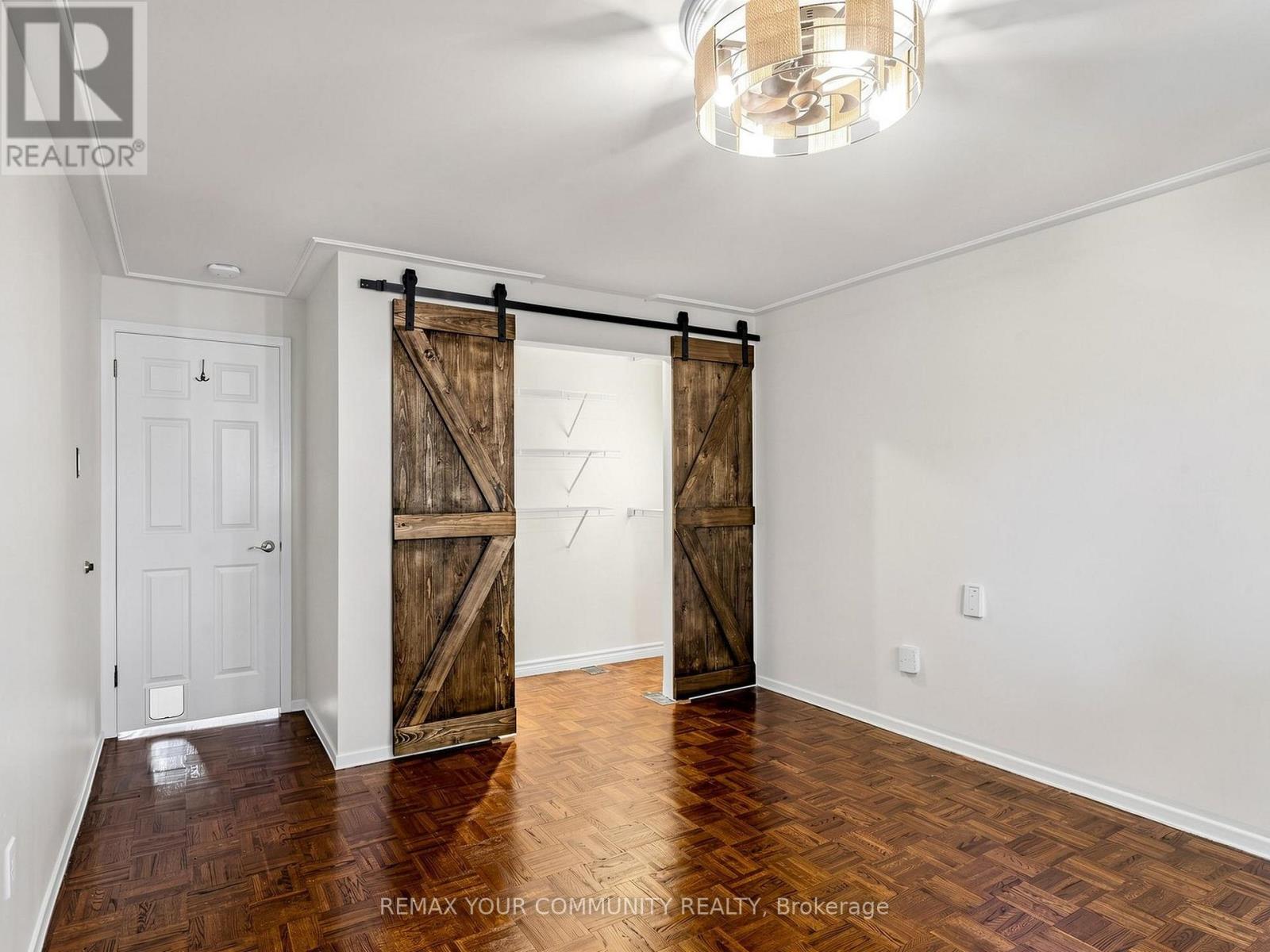 75 ST. ANDREWS COURT - 33