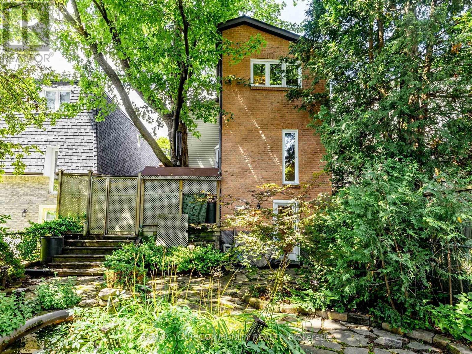 75 ST. ANDREWS COURT - 48