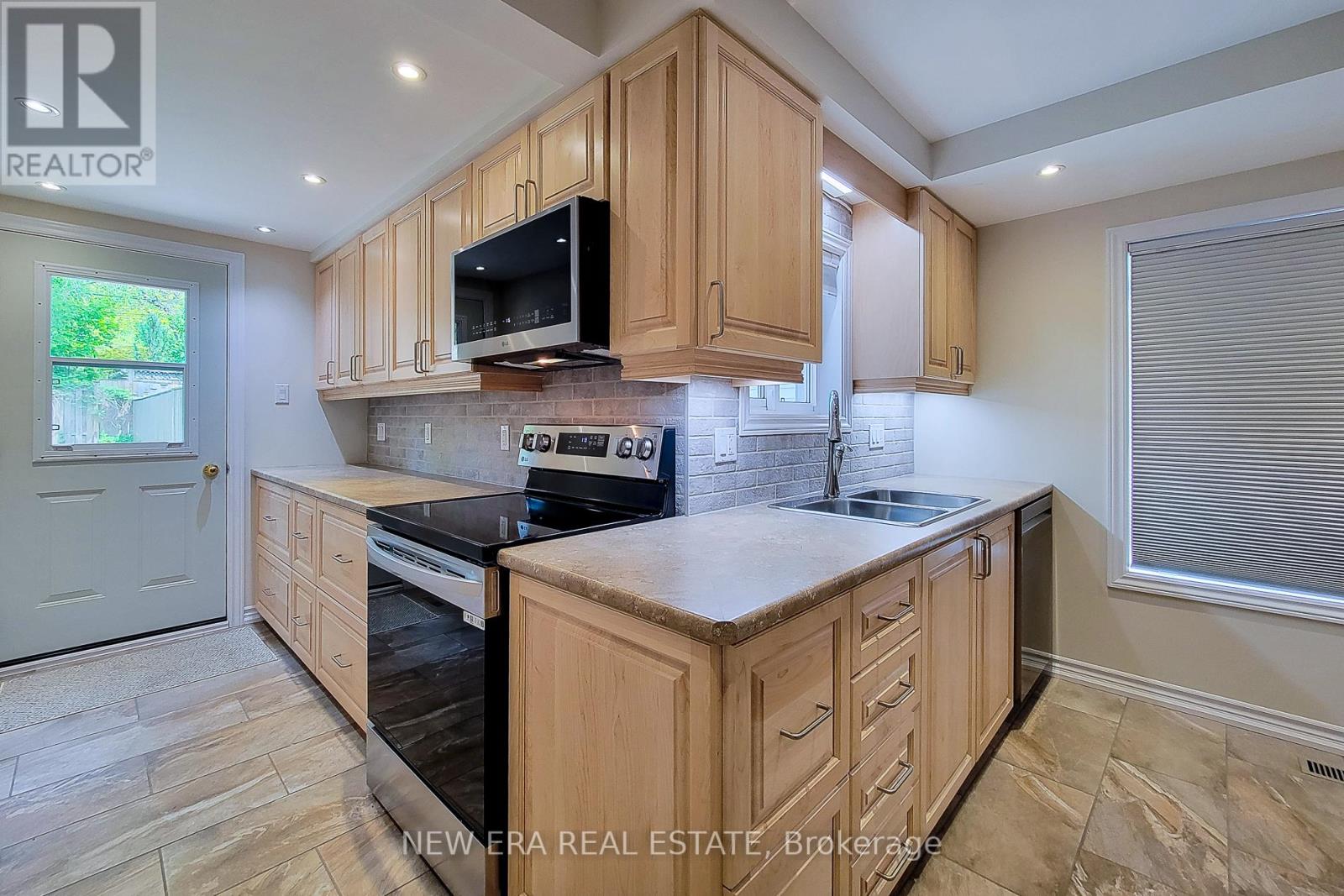 319 KING STREET W - 22