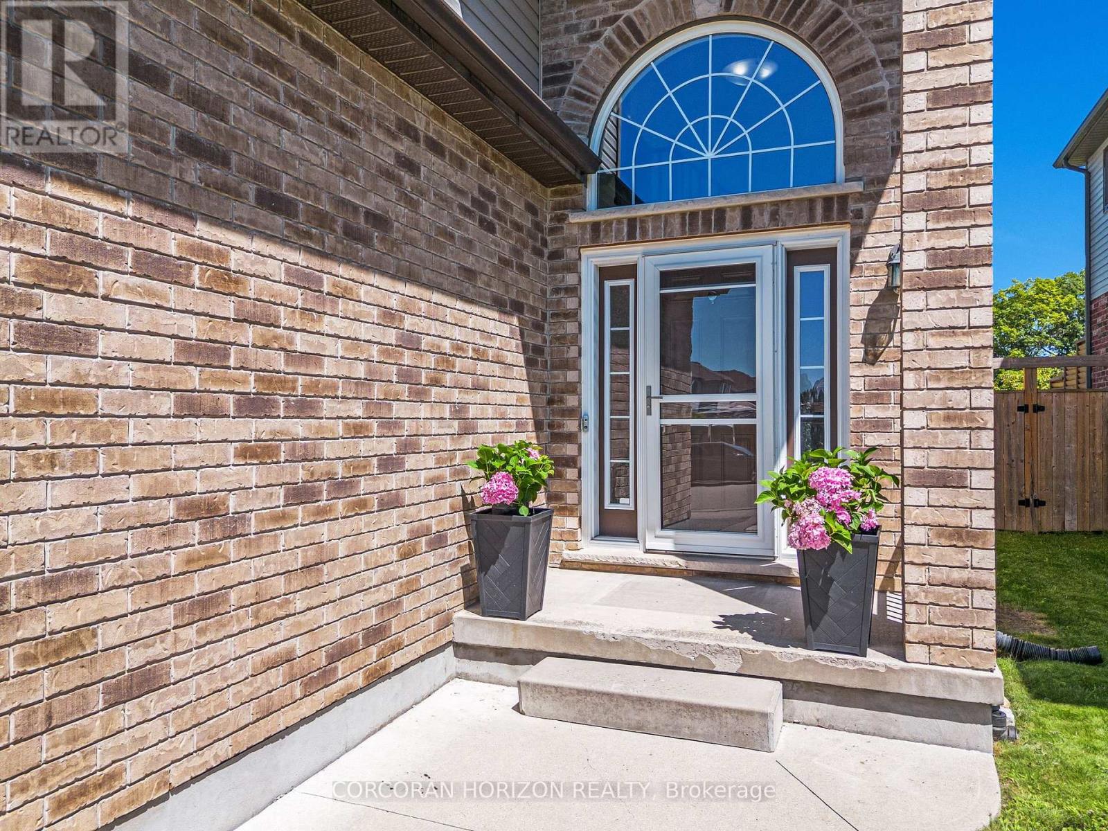 135 BROADOAKS DRIVE — photo 3