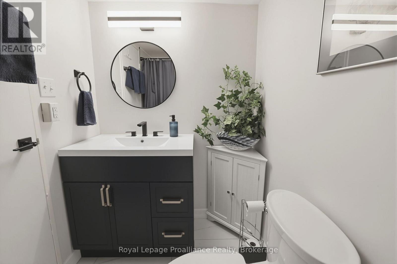#1205 344 FRONT STREET - 37