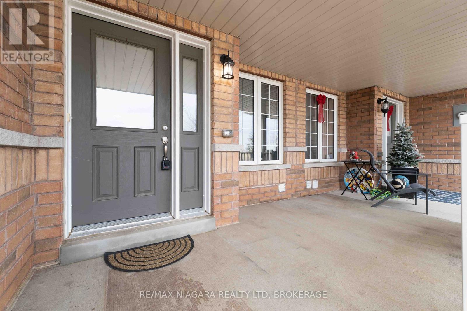 48 JUNEBERRY ROAD, Thorold (Confederation Heights) — photo 2