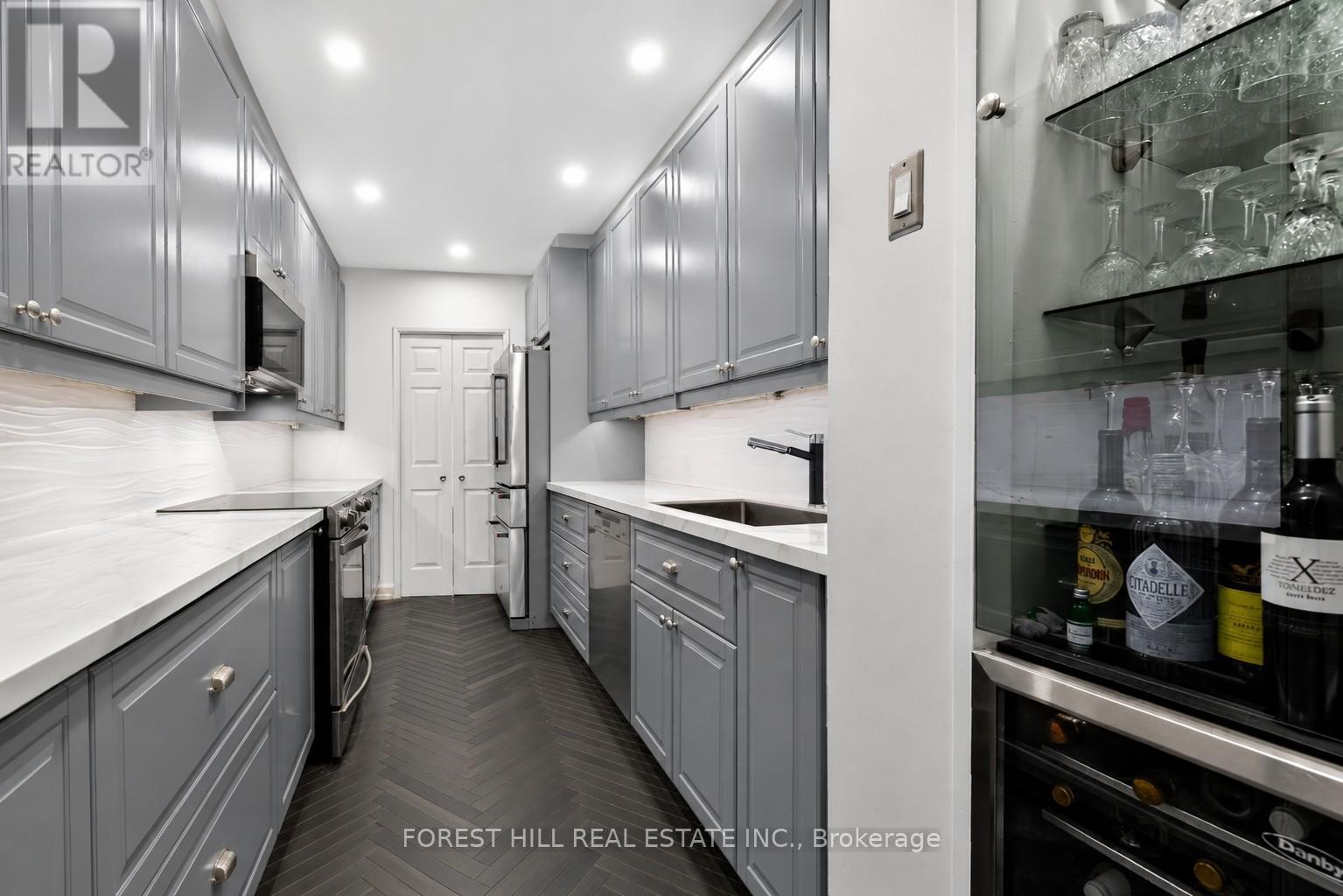 #PH01 15 MCMURRICH STREET - 16