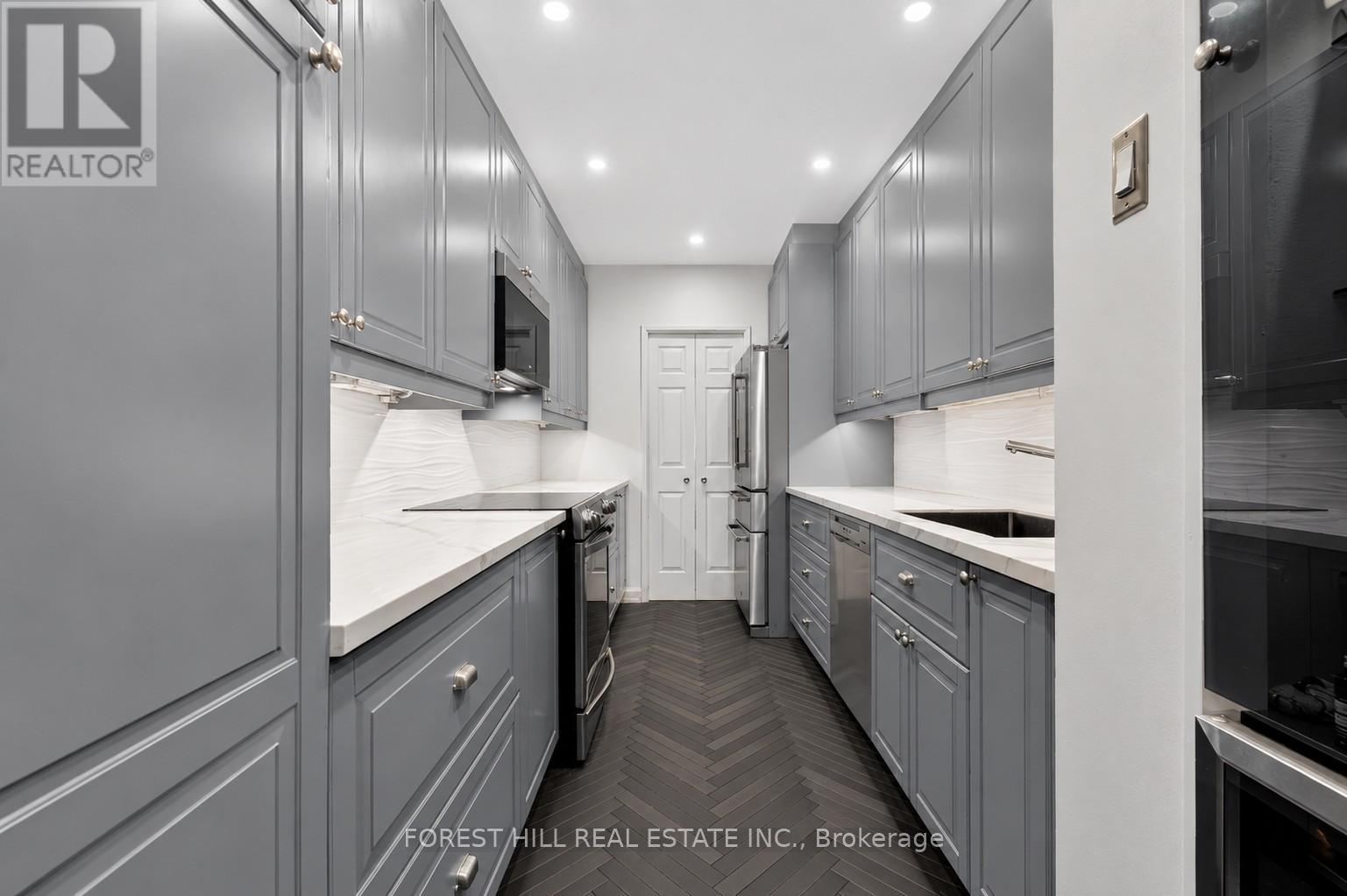 #PH01 15 MCMURRICH STREET - 17