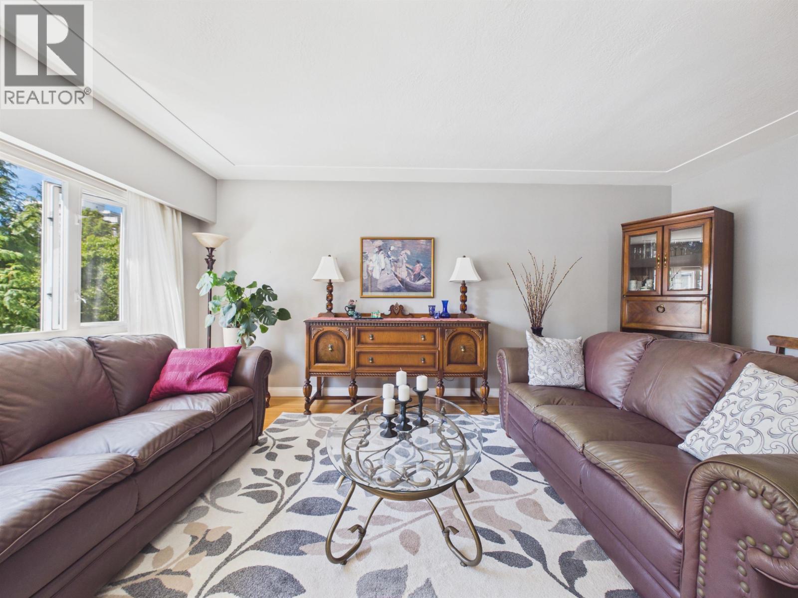 2 Bed, 1 Bath House for Sale in Vancouver – 10 2296 W 39TH AVENUE, Vancouver – MLS# R3152189 - Image 2