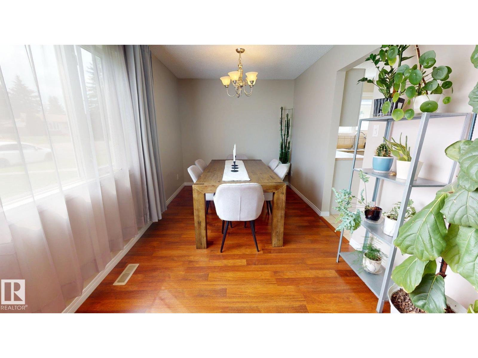 7935 22 AV NW - 5