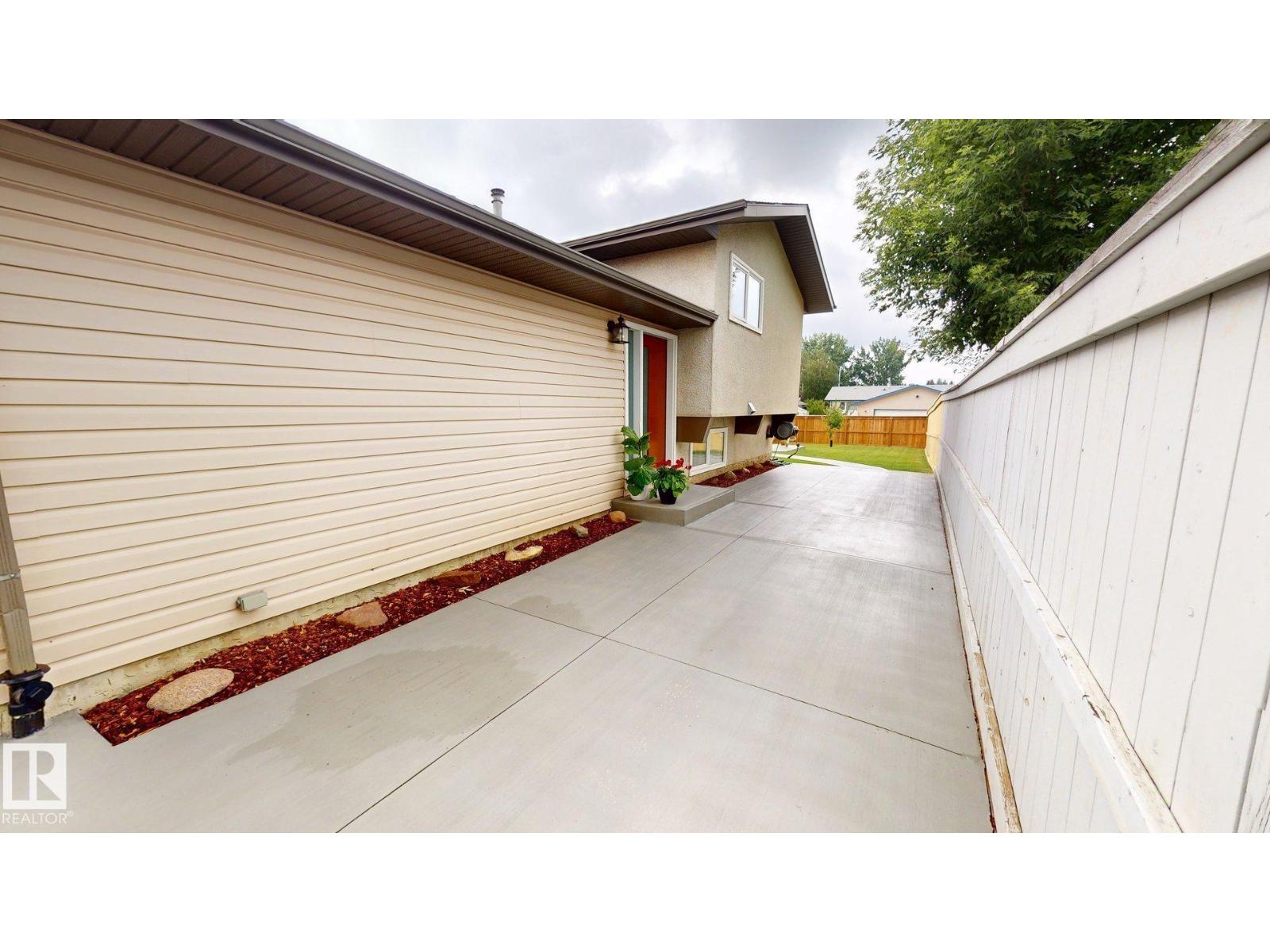 7935 22 AV NW - 2