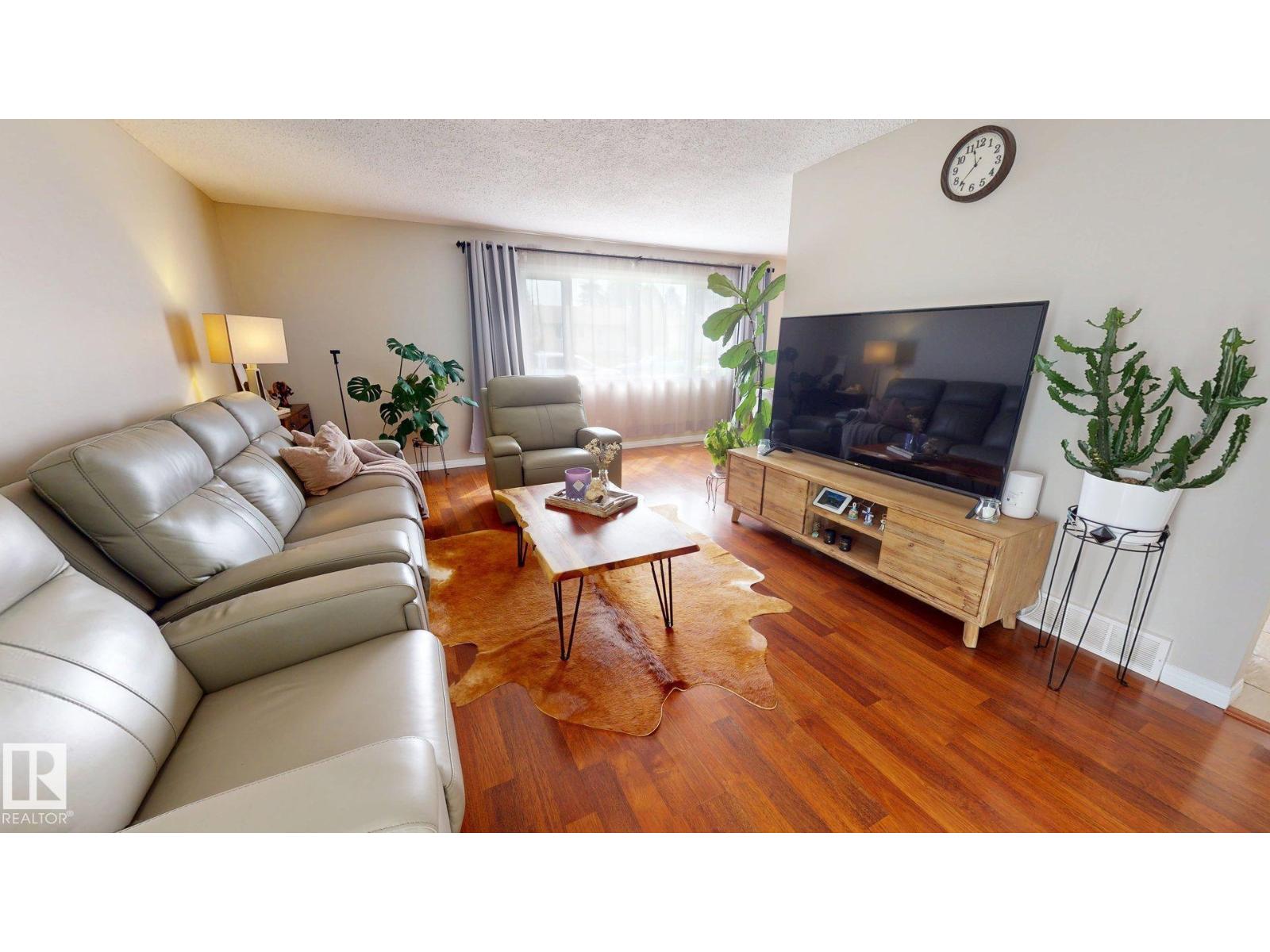 7935 22 AV NW - 3